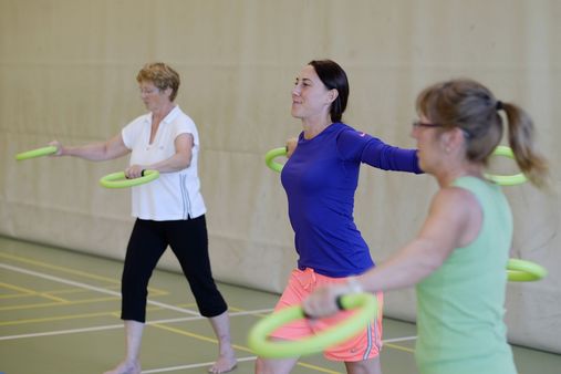 Bild mit drei Frauen mit Fitnessringen