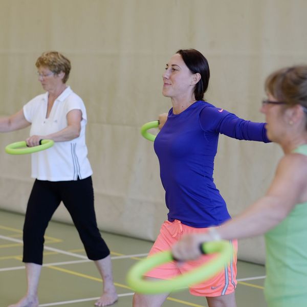 Bild mit drei Frauen mit Fitnessringen